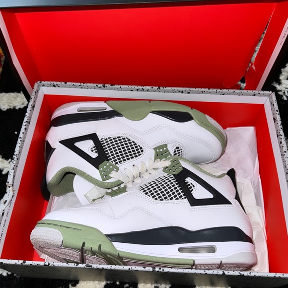 Retro 4 Jordans - Picture 2 of 3